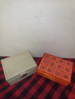 Pareja de joyeros beige y naranja