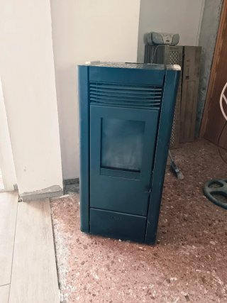 Chimenea de pellets negra