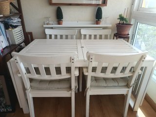 Mesa y 4 sillas madera blanca terraza