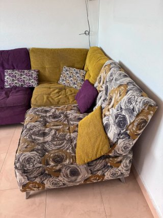 Sofá modular multicolor y morado