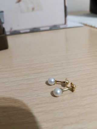Pendientes de bebé oro de 18 kilates y perla