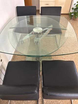 Mesa cristal extensible y 4 sillas negras