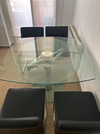 Mesa cristal extensible y 4 sillas negras