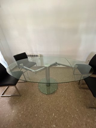 Mesa cristal extensible y 4 sillas negras