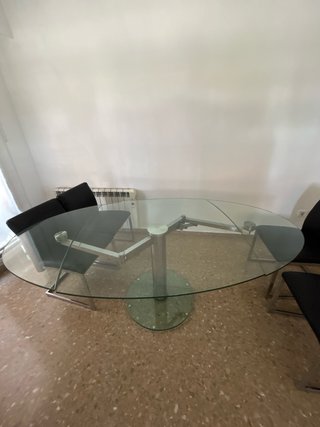 Mesa cristal extensible y 4 sillas negras