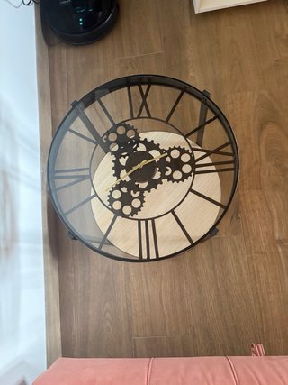 Mesa auxiliar con diseño de reloj