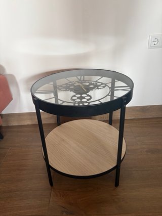 Mesa auxiliar con diseño de reloj