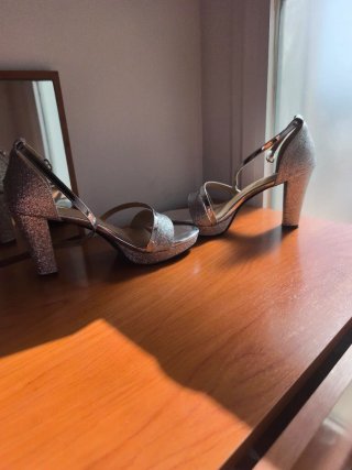 Zapatos de tacón plateados brillantes