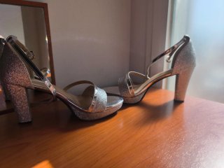 Zapatos de tacón plateados brillantes
