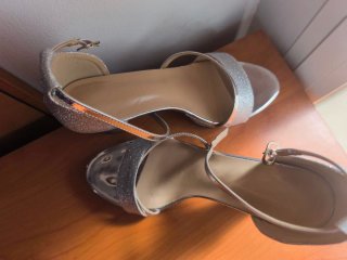 Zapatos de tacón plateados brillantes