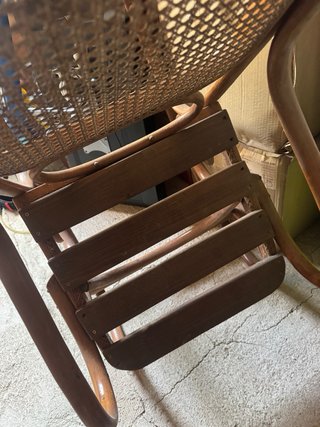 Mecedora antigua madera curvada rejilla