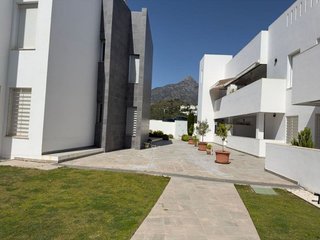 Piso en venta en La Dama de Noche-La Alzambra en Marbella