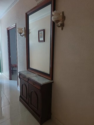 Mueble recibidor con espejo y lámparas