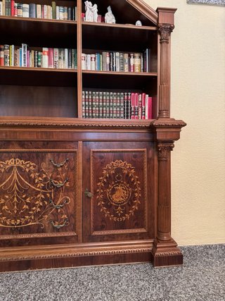 Librería de madera con detalles dorados
