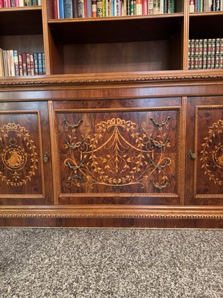 Librería de madera con detalles dorados