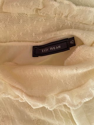 Camiseta crema con encaje y volantes