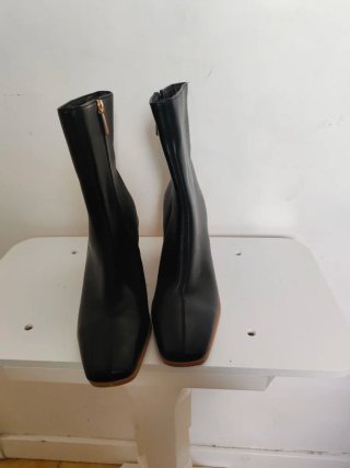 Botas de tacón negras y marrones