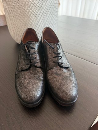 Zapatos de tacón plateados y negros