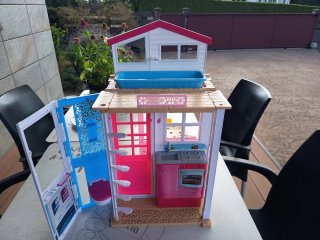 Casita de muñecas con Barbie y Ken