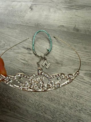 Corona y pulsera con inicial M