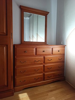 Aparador de madera maciza con espejo
