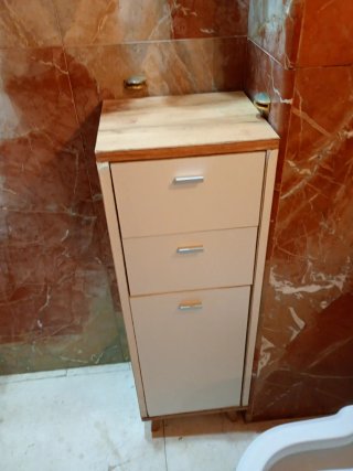 Mueble de baño blanco y madera