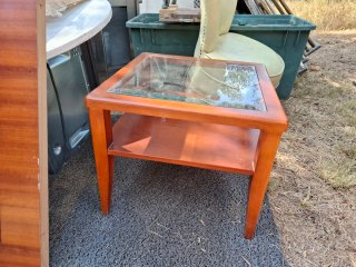 Mesa auxiliar madera y cristal.