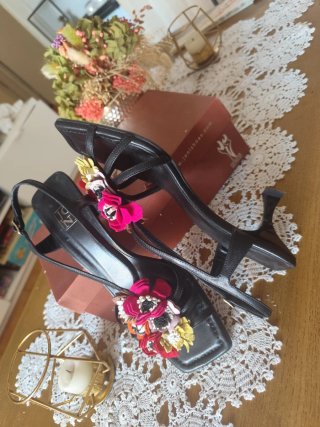 Sandalias Negras con Flores Multicolor