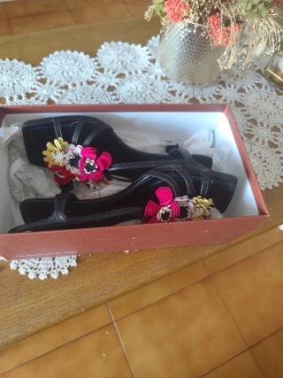Sandalias Negras con Flores Multicolor