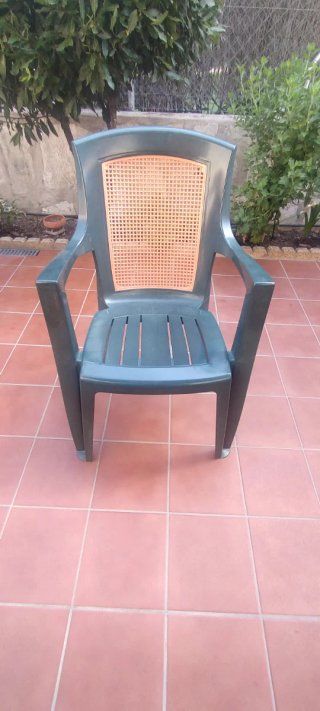 Mesa de jardín redonda de plástico + 4 sillas