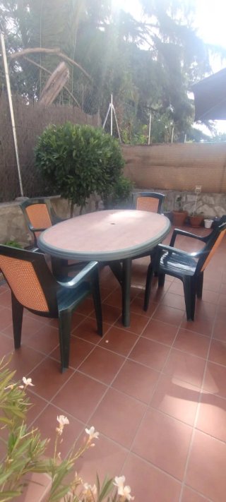Mesa de jardín redonda de plástico + 4 sillas