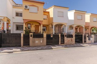 Casa adosada en venta en Cúllar Vega