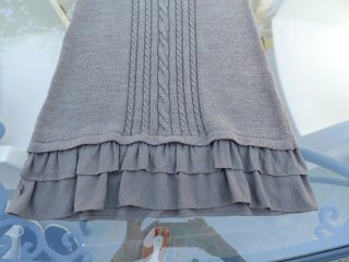 Vestido de punto gris con volantes