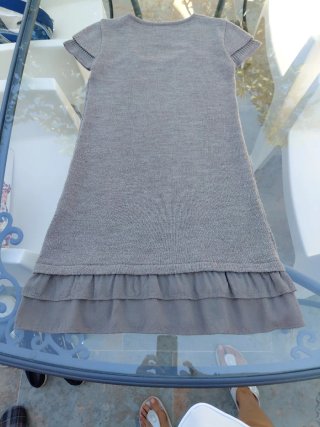 Vestido de punto gris con volantes
