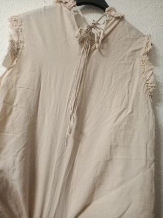 Blusa beige sin mangas con volantes