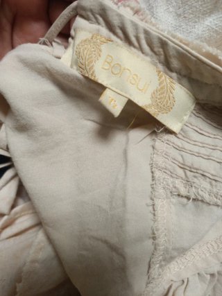 Blusa beige sin mangas con volantes