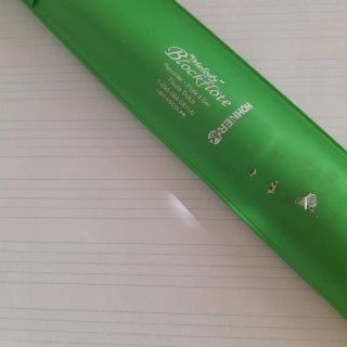 Flauta escolar Hohner, junto con la libreta de mús