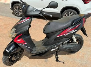 Yamaha Jog RR Scooter Negra y Roja