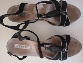 Sandalias cuña negras y beige