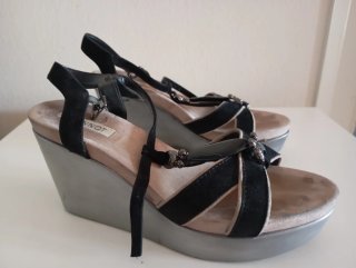 Sandalias cuña negras y beige