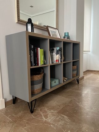 Mueble Kayax IKEA con patas metálicas