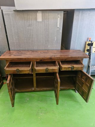 Muebles cómodas de madera antiguo con puertas