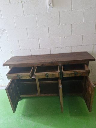Muebles cómodas de madera antiguo con puertas