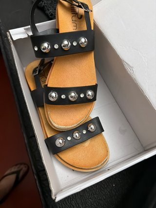 Sandalias negras con adornos plateados