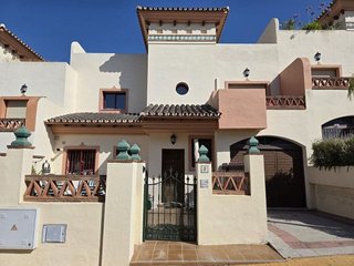 Casa adosada en venta en Coín