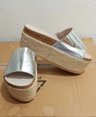 Sandalias plateadas cuña esparto