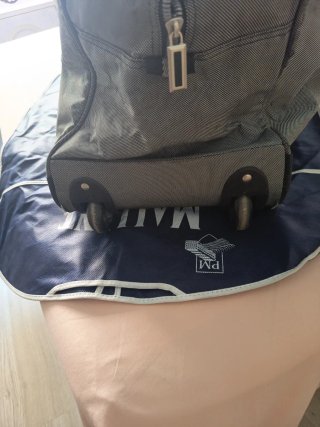 Maleta de viaje beige y gris, ruedas y asa