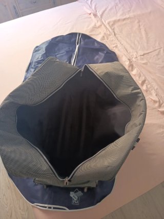 Maleta de viaje beige y gris, ruedas y asa