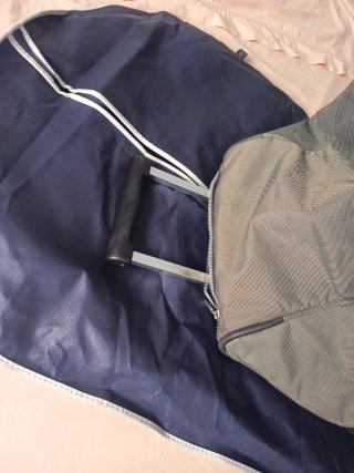 Maleta de viaje beige y gris, ruedas y asa