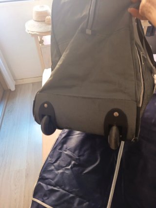 Maleta de viaje beige y gris, ruedas y asa